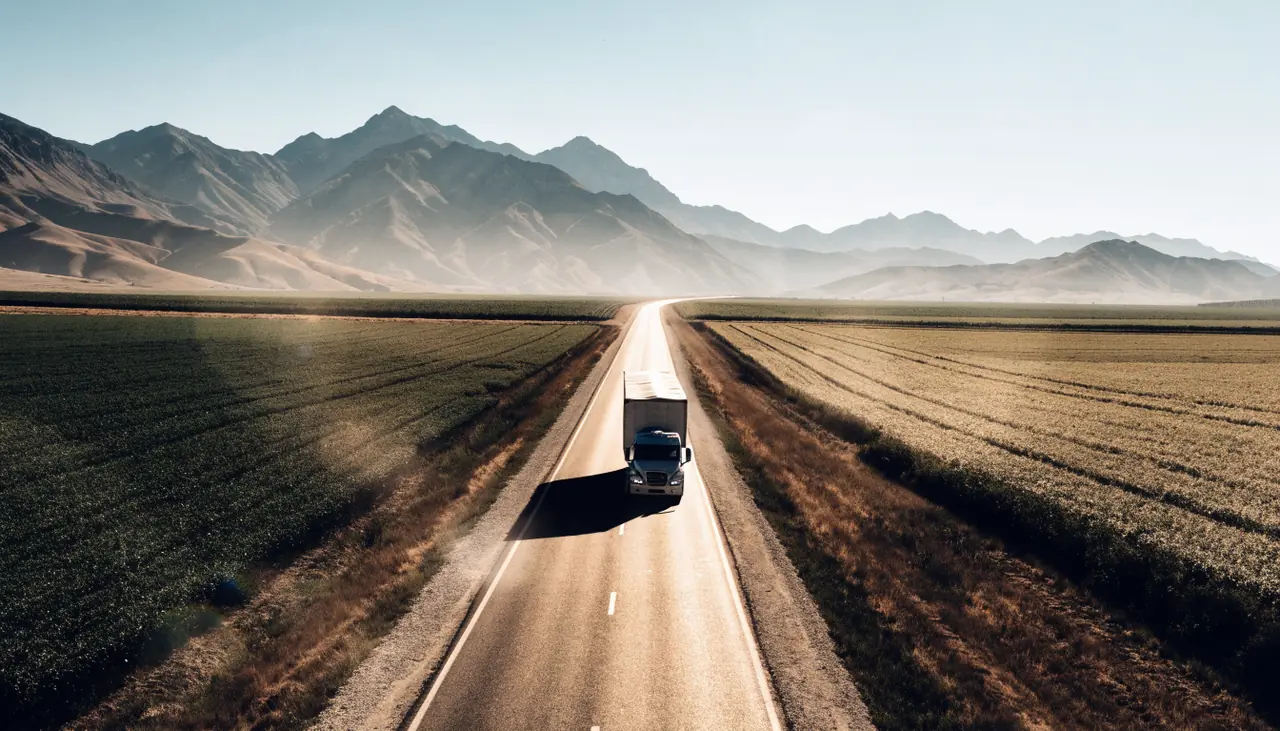 Trailer de carga en la carretera 86 cerca de Coachella rumbo a la frontera