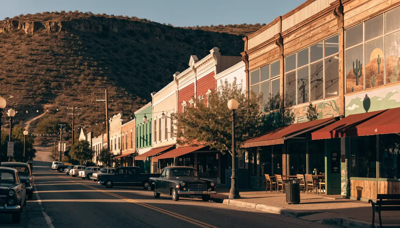 Calles del centro historico Pueblo Viejo de Coachella con comercios y murales